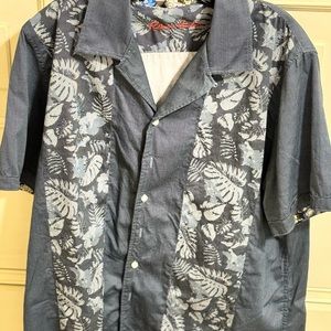 Men’s Robert Graham short sleeve button down.